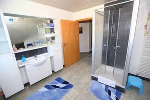คอมฟอร์ทอพาร์ทเมนท์, 2 ห้องนอน, ระเบียง, วิวสวน | ห้องน้ำ | อ่างอาบน้ำและฝักบัวแยกจากกัน, อ่างอาบน้ำแบบแช่ตัว, ของใช้ในห้องน้ำฟรี