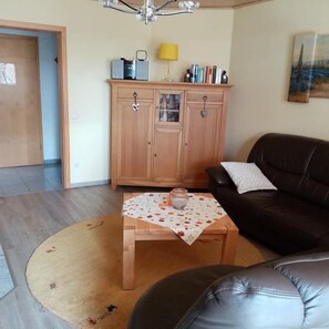 Apartamento Confort, 2 habitaciones, balcón, vistas al jardín | Zona de estar | Una televisión de pantalla plana