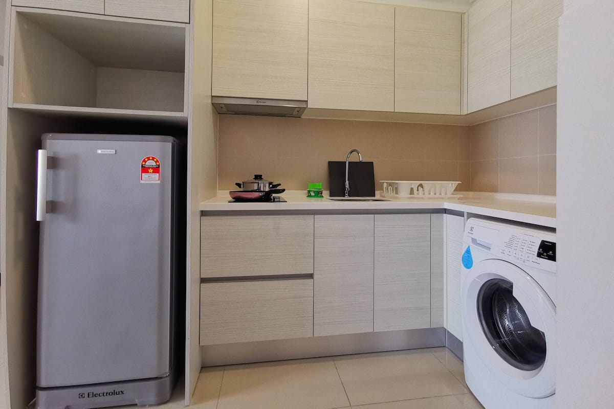 Full-sized fridge, microwave, stovetop, dishwasher