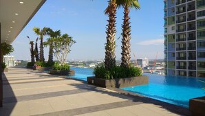 Outdoor pool - Eminent Suite i-Soho (Shah Alam)
