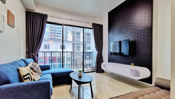 Luxury Apartment | Living room | Smart TV - Eminent Suite i-Soho (Shah Alam)