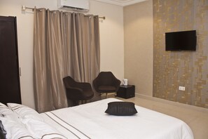 Superior Double Room, 1 Double Bed | In-room safe, desk, free WiFi - Kegali Hotel (Accra)