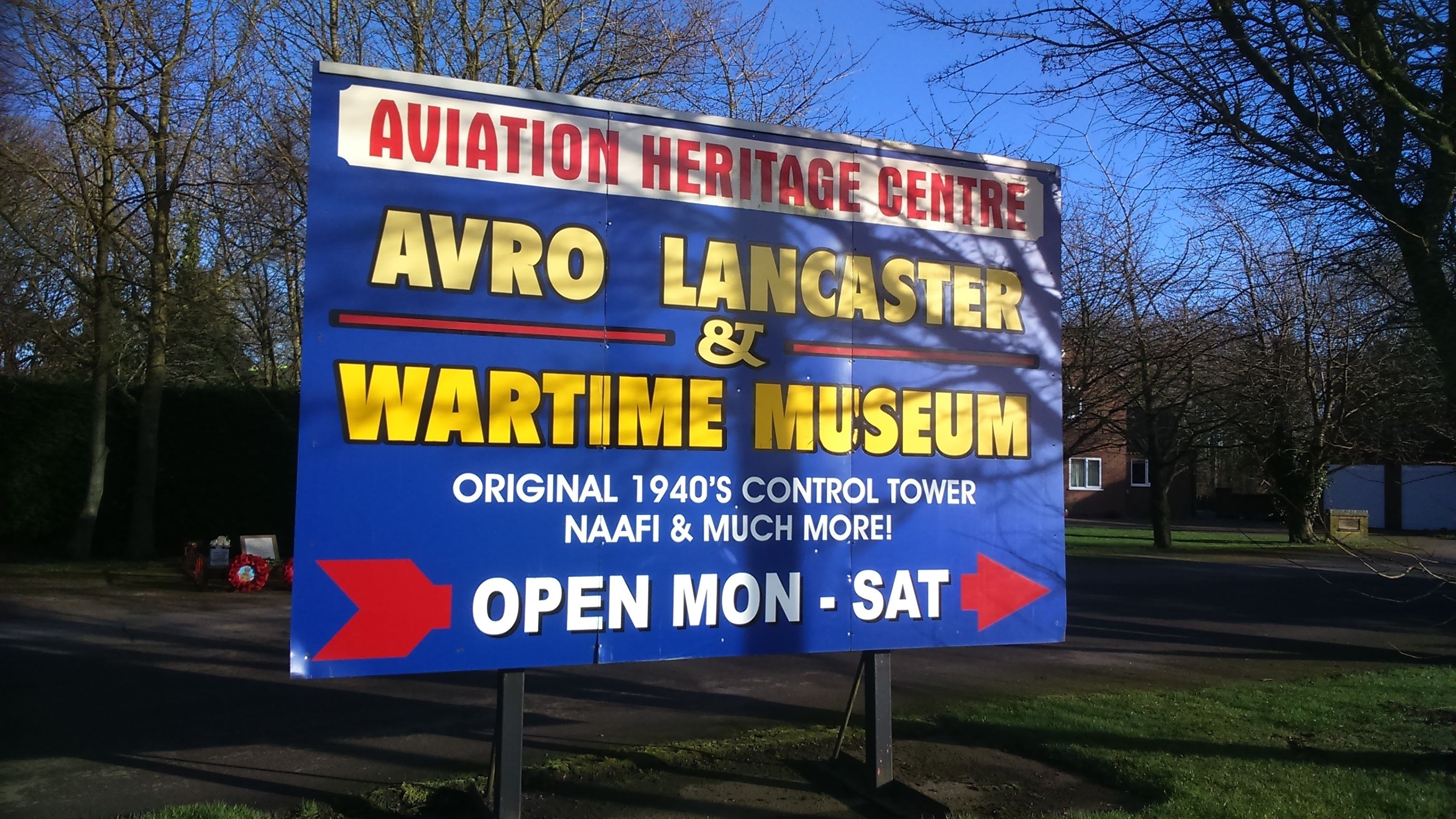 Placa do Centro de Patrimônio Aeronáutico, Museu Avro Lancaster & da Segunda Guerra Mundial, com uma torre de controle original da década de 1940.