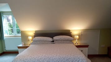 Kolmen hengen deluxe-huone, näköala puutarhaan | Allergiatestatut vuodevaatteet, yksilöllisesti sisustettu