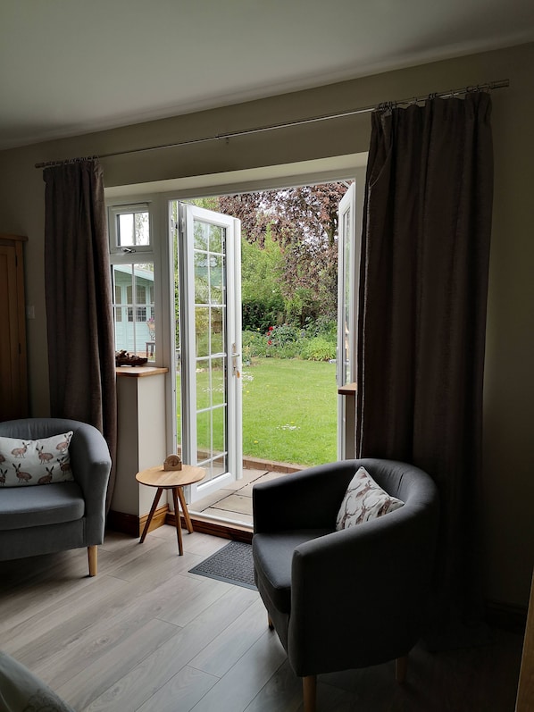 Chambre Deluxe double ou avec lits jumeaux, salle de bain attenante, vue sur le jardin | Literie hypoallergénique, décor unique, ameublement unique, bureau