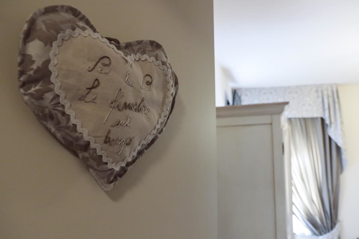 Une décoration en forme de cœur avec un texte inscrit sur un mur.