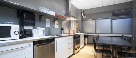 Jääkaappi, mikroaaltouuni, uuni, liesi