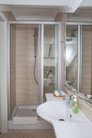 Family Apartment | Bathroom | Shower, free toiletries, hair dryer, slippers