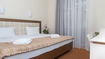 Ein Hotelzimmer mit einem Bett, einem Schreibtisch und einem Sessel.