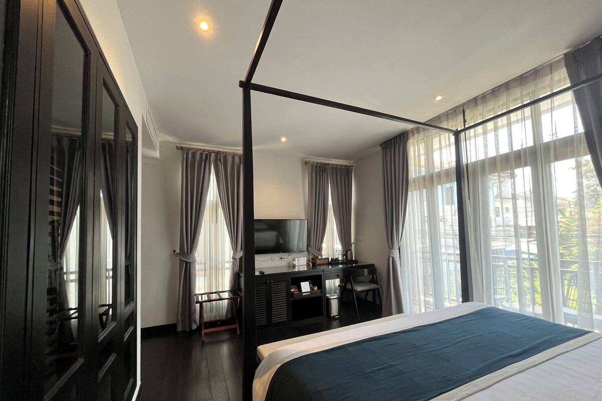 Deluxe with Balcony | 高档床上用品、迷你吧、客房内保险箱、遮光窗帘