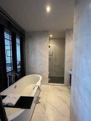 Deluxe with Balcony | ห้องน้ำ | ของใช้ในห้องน้ำฟรี, ไดร์เป่าผม, โถสุขภัณฑ์แบบบิเดท์, ผ้าเช็ดตัว