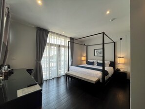 Deluxe with Balcony | Premium bedding, minibar, in-room safe, individually decorated - Cheeva Dee Hotel (Chiang Mai)
