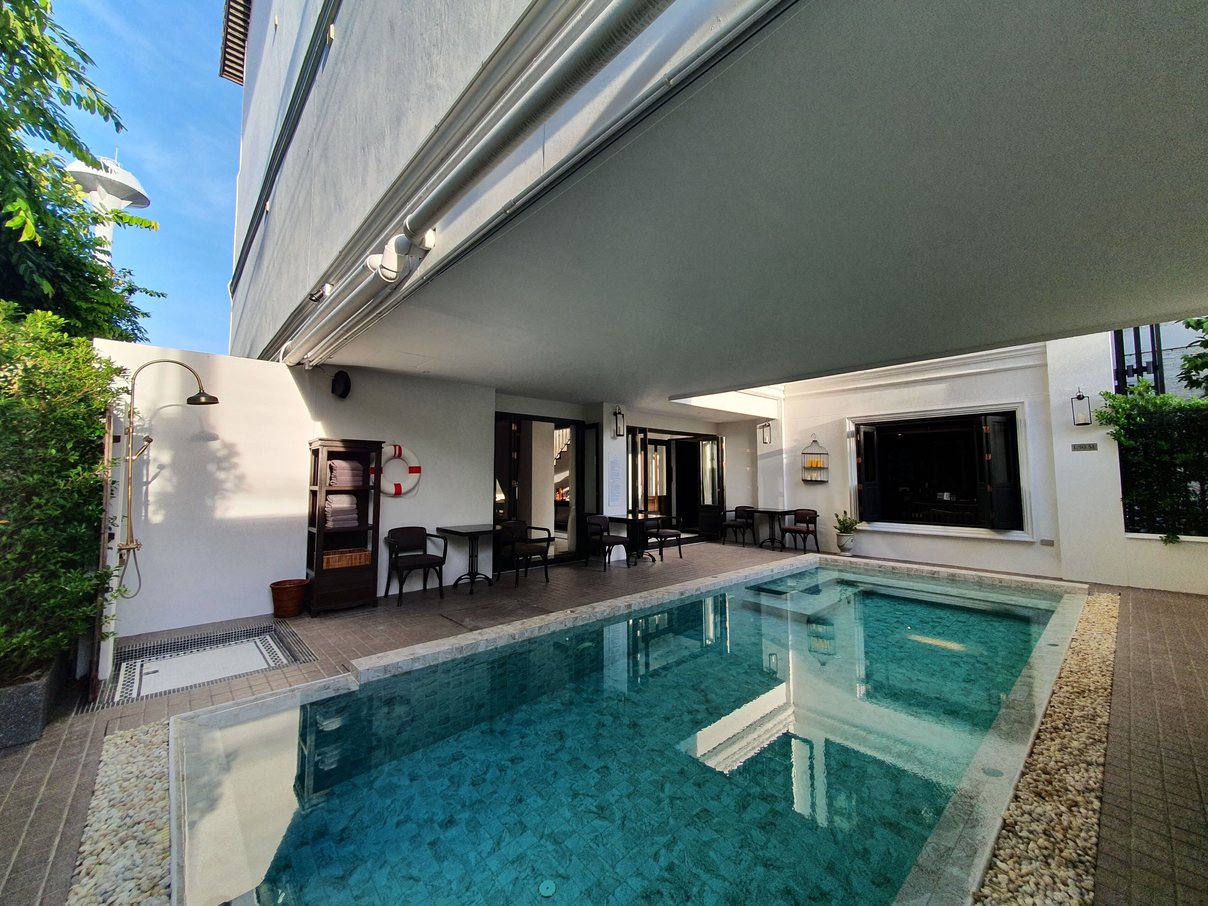 室外泳池；泳池傘