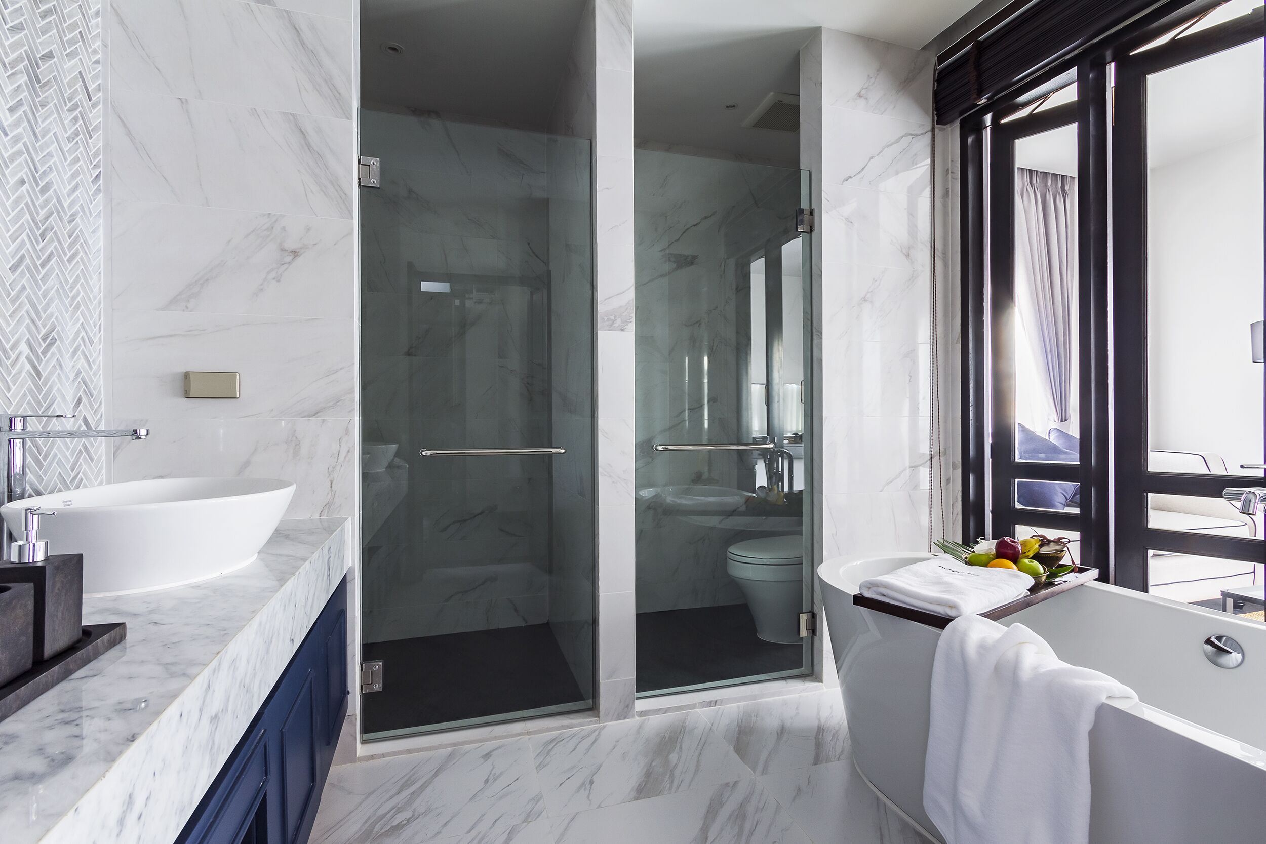 junior suite | bathroom | free toiletries, hair dryer, bidet, towels