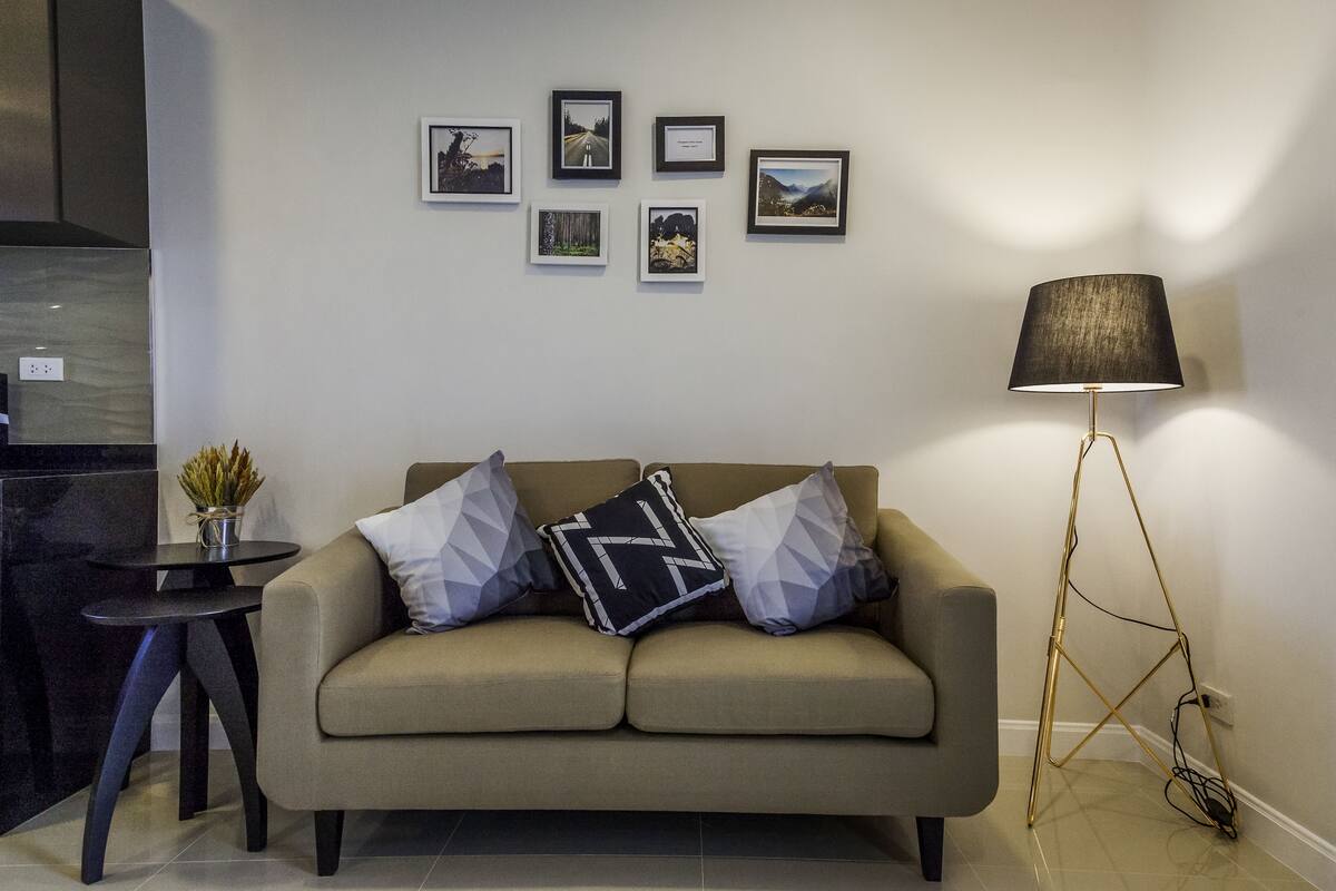 2-Bedroom Suite | 거실 공간 | 평면 TV