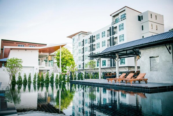 Ulkouima-allas, ilmaisia cabañoita, aurinkovarjoja