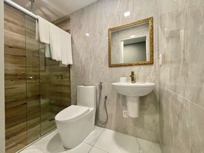 Suite Deluxe 116 | Bathroom | Hair dryer, towels - Eleganz Hostel & Suites (Gramado)