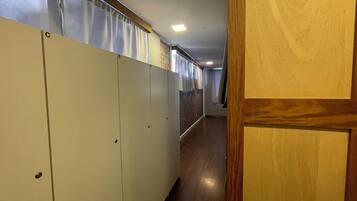 Yhteismajoitus, vain naisille | Äänieristys, silitysrauta/-lauta, ilmainen Wi-Fi, vuodevaatteet