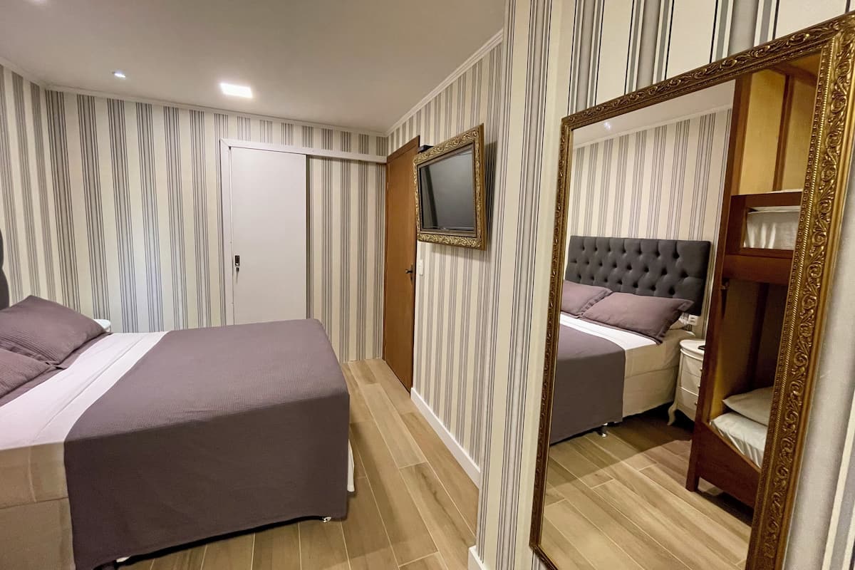 1 habitación, sistema de insonorización y tabla de planchar con plancha