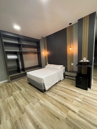 Family Studio Suite | Soundproofing, iron/ironing board, free WiFi, bed sheets