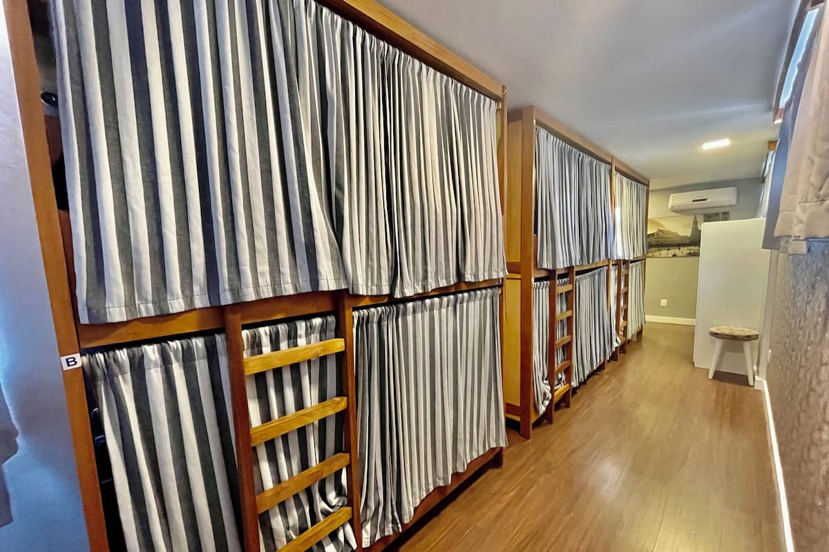 1 habitación, sistema de insonorización y tabla de planchar con plancha