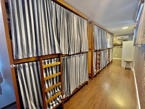 Soundproofing, iron/ironing board, free WiFi, bed sheets - Eleganz Hostel & Suites (Gramado)