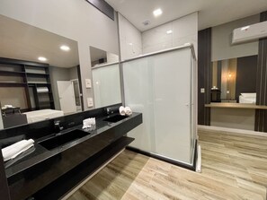 Suíte estúdio família | Quartos à prova de som, ferros/tábuas de passar roupa, Wi-Fi de cortesia