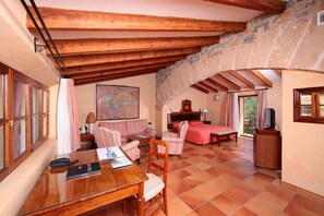 Tweepersoonskamer, balkon | Een minibar, een kluis op de kamer, individueel gedecoreerd