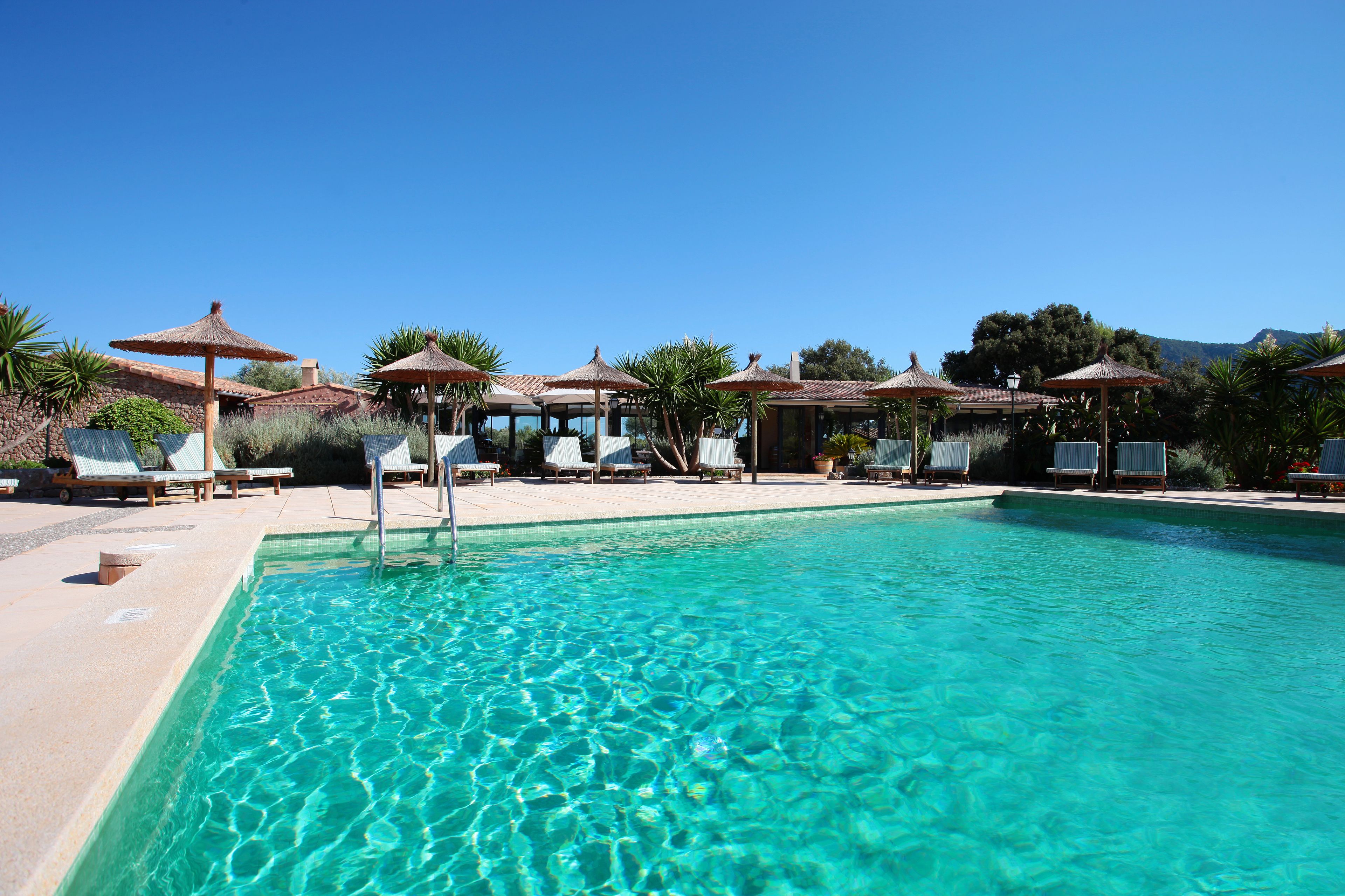 Piscine extérieure, parasols de plage, chaises longues