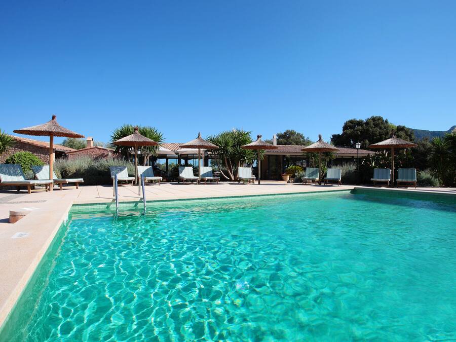 Piscine extérieure, parasols de plage, chaises longues