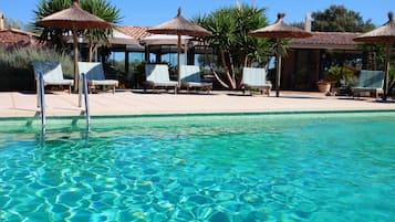 Piscine extérieure, parasols de plage, chaises longues