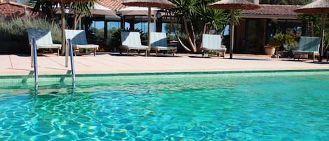 Piscine extérieure, parasols de plage, chaises longues