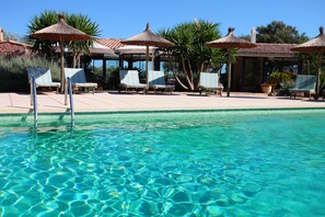 Udendørs pool, parasoller, liggestole