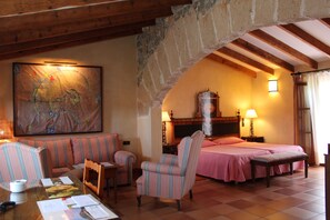 Tweepersoonskamer, balkon | Een minibar, een kluis op de kamer, individueel gedecoreerd