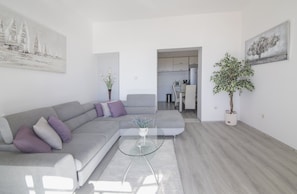 Appartamento (Apartments Isabora - Two-Bedroom Apar) | Soggiorno | TV a schermo piatto