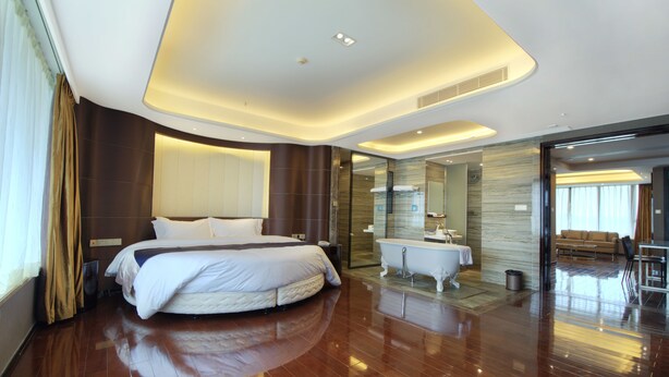 ห้องเอ็กเซกคิวทีฟสวีท (Superior) | ตู้นิรภัยในห้องพัก, โต๊ะทำงาน, ผ้าม่านกันแสง, เตารีด/โต๊ะรีดผ้า
