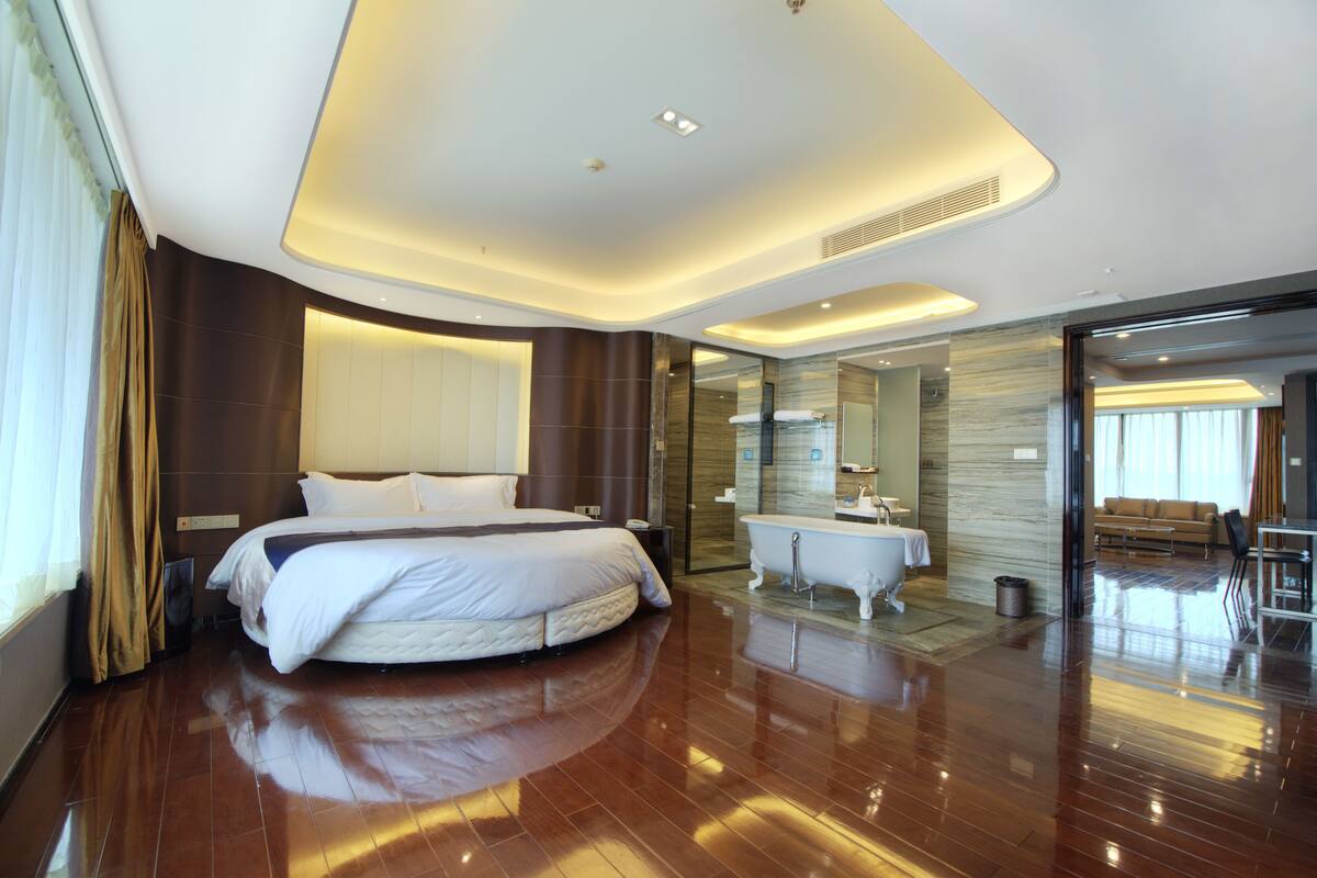 Executive Suite (Superior) | In-room safe, desk, blackout curtains, iron/ironing board