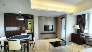 ห้องเอ็กเซกคิวทีฟสวีท | บริเวณนั่งเล่น | ทีวีจอแอลซีดี