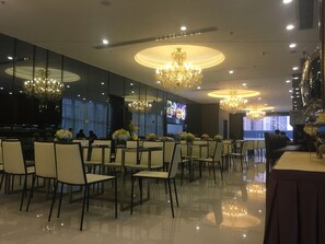 Phục vụ bữa sáng, bữa trưa và bữa tối 