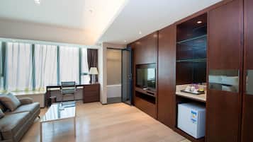 Habitación doble Deluxe | Área de sala de estar | Televisión LCD