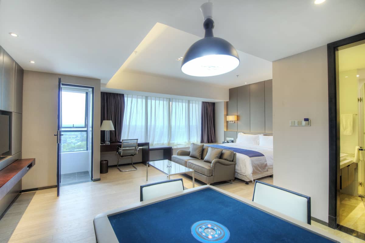 Executive Suite | In-room safe, desk, blackout curtains, iron/ironing board