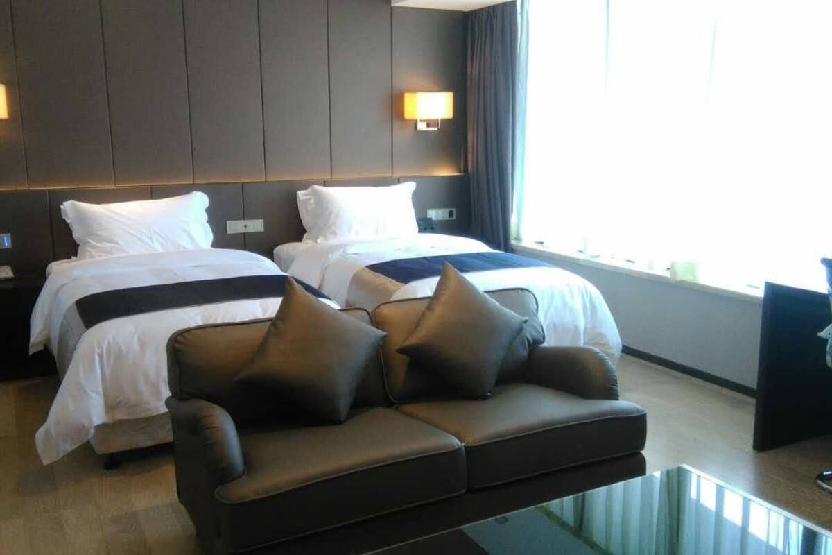 Deluxe Twin Room | In-room safe, desk, blackout curtains, iron/ironing board (on request)