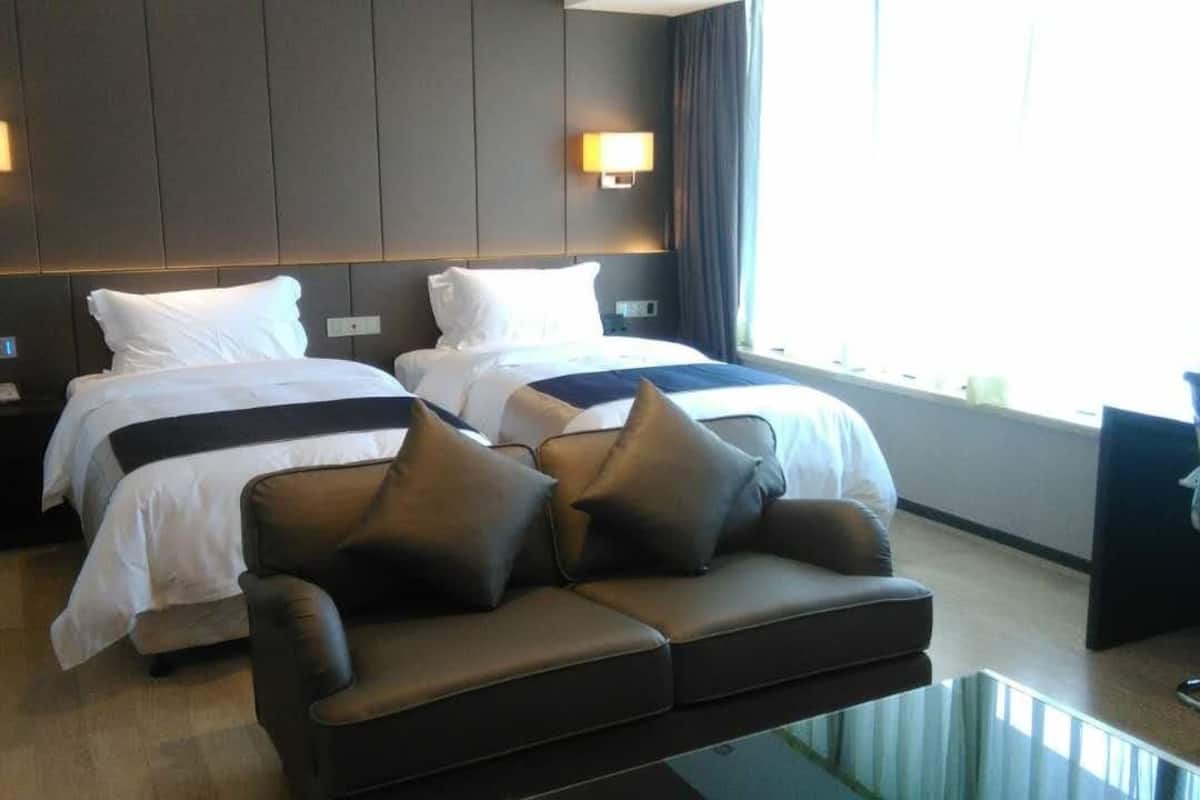 Deluxe Twin Room | In-room safe, desk, blackout curtains, iron/ironing board