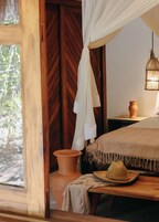 Frigobar, escrivaninha, ferros/tábuas de passar roupa, roupa de cama