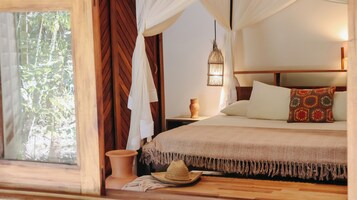 Frigobar, escrivaninha, ferros/tábuas de passar roupa, roupa de cama
