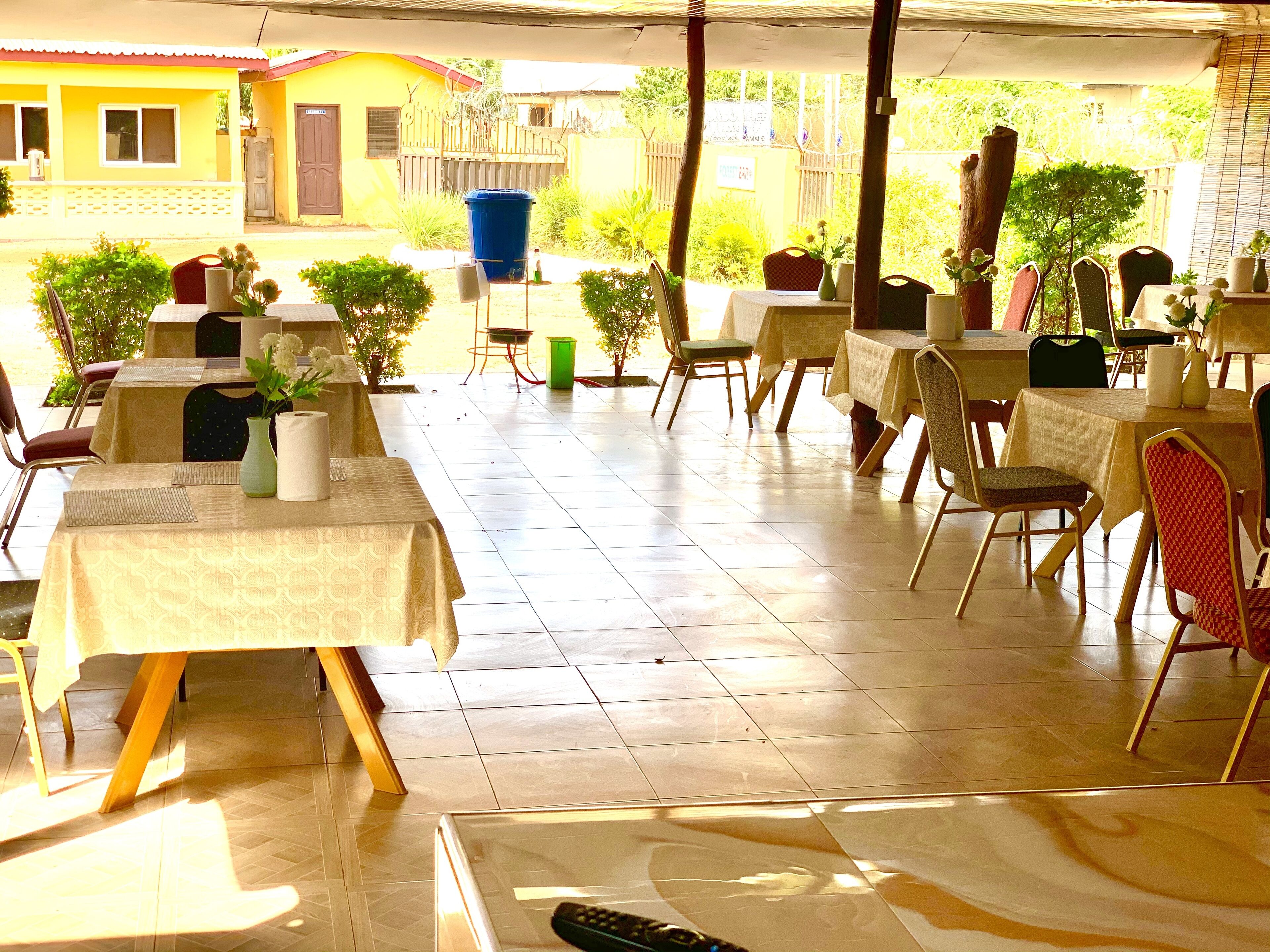 Petit déjeuner, déjeuner et dîner servis sur place