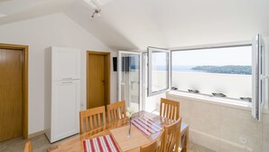 Leilighet, 3 soverom, balkong, sjøutsikt | Spiseområde på rommet
