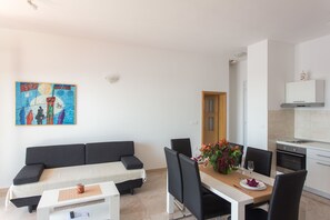 Apartamento superior, 3 habitaciones, balcón, vistas al mar | Servicio de comidas en la habitación