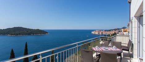 Deluxe appartement, 3 slaapkamers, balkon, uitzicht op zee | Uitzicht op strand/zee