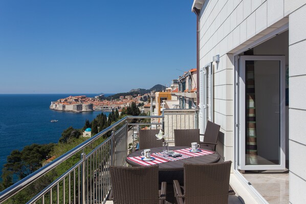 Apartemen Deluks, 3 kamar tidur, balkon, pemandangan laut | Balkon